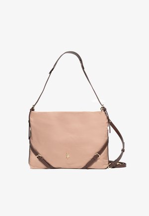Bolso de hombro de nailon beige con detalles en cuero marrón, correa ajustable y detalle de logo dorado. Textura suave, forma rectangular.