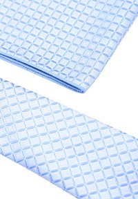 Cravatta azzurro chiaro con un motivo a diamante testurizzato. Realizzata in seta, presenta una finitura liscia e un design stretto.