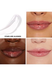 Glanzende lipproduct aangebracht op drie verschillende lippen: één lichtroze, één donkerbruin en één neutraal, met een heldere, glinsterende applicator.
