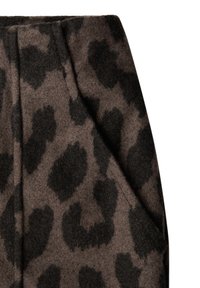 Tela de lana marrón con manchas negras de leopardo, con pliegues y una textura suave. Adecuada para ropa de invierno.