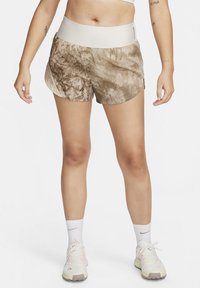 Lette, tie-dye shortser i beige og brun med en bred, myk midjebånd og sidespalter for enkel bevegelse.