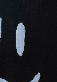 Tessuto a maglia nero con un design di faccina sorridente azzurro chiaro, caratterizzato da due occhi verticali e una bocca sorridente curva.