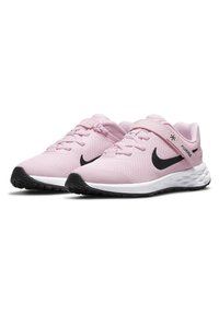 Jasnoróżowe buty sportowe z przewiewną siateczką, czarnymi akcentami, tradycyjnymi sznurowadłami oraz białą, amortyzującą podeszwą środkową i teksturowaną czarną podeszwą zewnętrzną.
