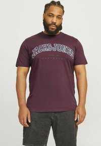 Jack & Jones JJECALEB VARSITY TEE O NECK - T-Shirt print - vineyard wine