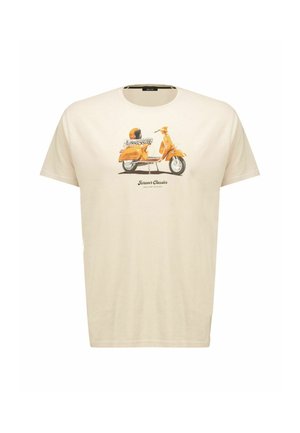 T-shirt beige avec un motif vintage d'un scooter orange et d'un casque, avec les mots "Forever Classics" imprimés en dessous.