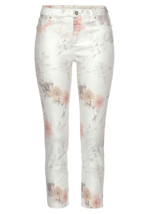 Weiße Slim-Fit-Hose mit einem zarten rosa-beigen Blumenmuster, vorn mit Knopf und Gürtelschlaufen, auf einfachem Hintergrund dargestellt.