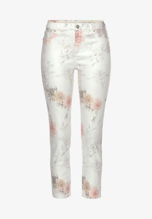 Pantalon blanc slim avec un motif floral doux rose et beige, bouton à l'avant et passants de ceinture, présenté sur un fond uni.