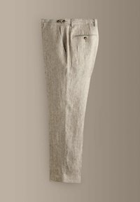 Pantaloni in lino beige chiaro con pieghe frontali, passanti per cintura, tasche laterali e tasca posteriore con bottone, mostrati piegati su uno sfondo beige.