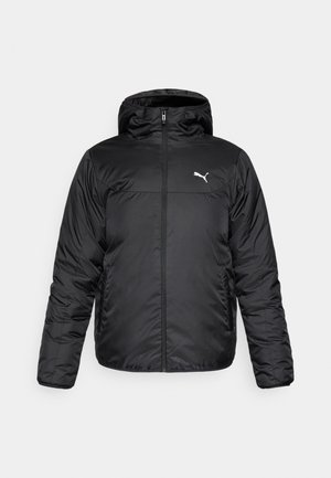 Černá prošívaná bunda s kapucí, která má přední zip a bílé logo Puma na levém hrudníku. Hladký, lesklý povrch a dlouhé rukávy.