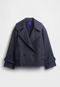 Sötétkék farmerdzseki kétsoros gombolással, nagy gallérral, elülső zsebekkel és gombos díszítésekkel. Texturált anyag, rövidített szabás.