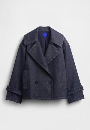 Chaqueta de mezclilla azul oscuro con diseño de doble botonadura, solapas grandes, bolsillos delanteros y detalles de botones. Tela texturizada con un corte corto.