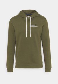 Olivenfarbener Hoodie mit vorderer Kängurutasche, weißen Kordeln und bedrucktem Text auf der Brust. Hergestellt aus glattem, weichem Stoff mit lässigem Schnitt.