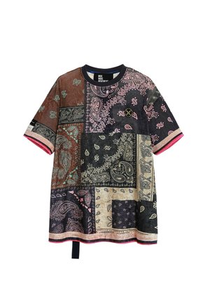 Camiseta de manga corta patchwork con estampados mixtos de bandana paisley en tonos marrón, negro y beige, con cuello redondo y un pequeño logo redondo.