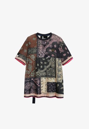 Camiseta de manga corta patchwork con estampados mixtos de bandana paisley en tonos marrón, negro y beige, con cuello redondo y un pequeño logo redondo.
