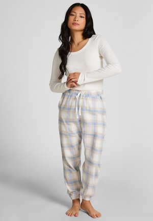 Ensemble de vêtements d'intérieur comprenant un haut à manches longues crème et un pantalon à carreaux bleu clair et beige avec une taille élastique et un cordon de serrage.