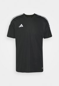 Zwarte sportieve T-shirt gemaakt van lichtgewicht stof. Heeft witte strepen op de schouders en een logo op de borst. Korte mouwen, ronde halsontwerp.