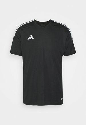 Camiseta atlética negra hecha de una tela ligera. Presenta rayas blancas en los hombros y un logo en el pecho. Diseño de manga corta y cuello redondo.