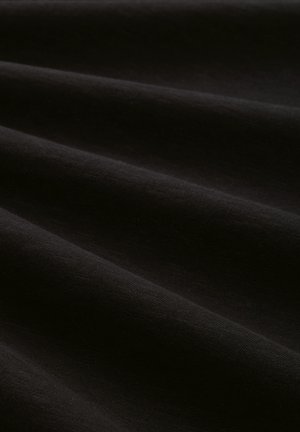 Tela negra con una textura suave, que presenta pliegues distintivos y un acabado mate. El material parece ligero y suave.
