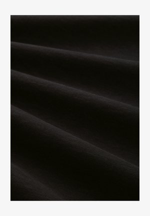 Melnās audums ar mīkstu tekstūru, ar izteiktām krokām un matētu apdari. Materiāls šķiet viegls un gluds.