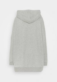 Ljusgrå hoodie i mjukt tyg, med huva, långa ärmar och avslappnad passform. Ribbstickade muddar och nederkant fulländar designen.