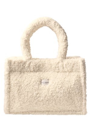 Sac à main rectangulaire couleur crème, recouvert d'un polaire doux et bouclé, avec deux poignées arrondies et une petite étiquette centrale.