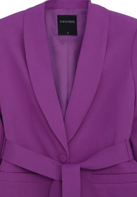 Blazer viola con colletto sciallato, vita cintata e dettaglio con bottoni. Tessuto liscio; presenta due tasche laterali senza chiusure visibili.