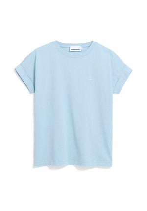 Maglietta azzurro chiaro a maniche corte con risvolti e piccolo logo bianco sul lato sinistro del petto, mostrata su sfondo bianco.