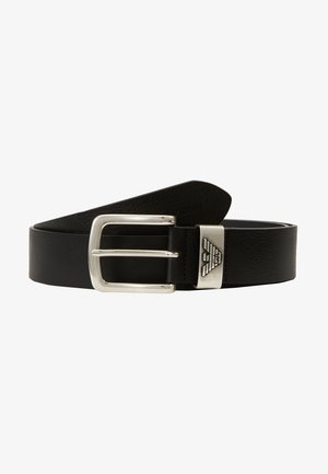 Cinto de couro preto com uma fivela retangular prateada e um detalhe com o logotipo. A textura parece suave com um leve grão.