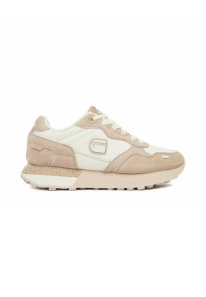 Sneaker beige e bianca low-top con dettagli in suede, chiusura con lacci, suola imbottita e suola esterna testurizzata per una migliore aderenza, vista dal lato esterno.