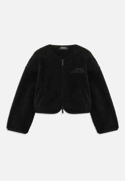 Veste zippée noire en tissu sherpa texturé, avec un col rond, des manches longues et une petite poche sur le côté gauche de la poitrine.