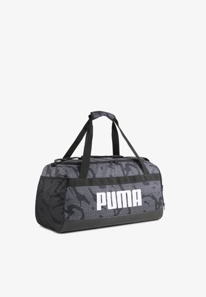 Sac de sport noir avec un grand logo "PUMA" blanc, tissu à motifs, poignées doubles et fermeture éclair. Matériau durable avec des accents texturés.