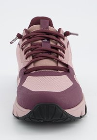 Baskets de sport rose clair avec des accents bordeaux, bout rond, tige texturée, col rembourré et semelle en caoutchouc avec un motif de crampons.