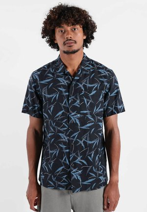 Chemise noire à manches courtes avec un motif de feuilles bleues, en tissu léger, dotée d'une fermeture boutonnée sur le devant et d'un col classique.