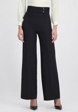 Zwarte wijde broek met een hoge taille, voorzien van twee knopen aan de voorkant, tailleur-zijzakken en een gladde, gestructureerde stof.