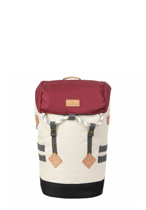 Mochila con solapa superior granate, cuerpo beige, base negra, dos detalles de cuero en forma de diamante y correas grises con cierre de cordón.