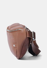 Borsa a tracolla in pelle marrone con forma arrotondata, cerniera argentata e tracolla removibile per una maggiore versatilità. Texture liscia con logo impresso.