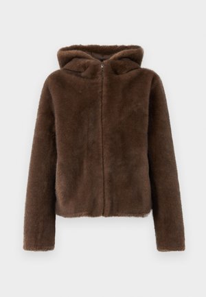 Brun fuzzy hettejakke med lange ermer og frontglidelås på en plain hvit bakgrunn.