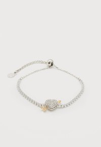 Λεπτό ασημένιο βραχιόλι με μικρούς κρυστάλλους, διαθέτοντας ένα μενταγιόν σε σχήμα καρδιάς διακοσμημένο με διαυγή πετράδια και ένα μικρό χρυσό βέλος.