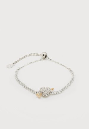 Õrn hõbedast käevõru väikeste kristallidega, millel on südametähekuju ripats selgete kivikestega ja väike kuldne nool.