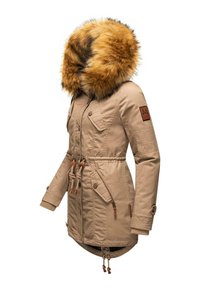 Bež parka s odvojivom krznom kapuljačom, elastičnim strukom, više džepova, dovratnikom s vezicom i podstavom od tkanine s kvadratnim motivom. Naglašena kožnim detaljima.