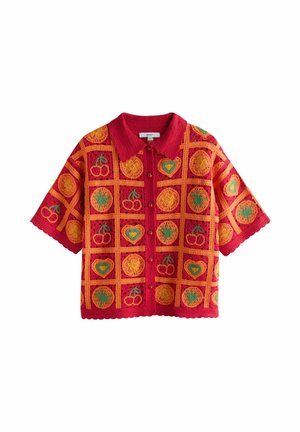 Czerwony krótki kardigan z dzianiny z pomarańczowym wzorem w kratę, ozdobiony haftowanymi wiśniami, sercami, kwiatami i guzikami z przodu.