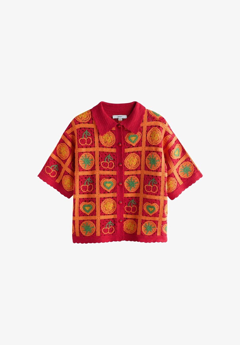 Czerwony krótki kardigan z dzianiny z pomarańczowym wzorem w kratę, ozdobiony haftowanymi wiśniami, sercami, kwiatami i guzikami z przodu.