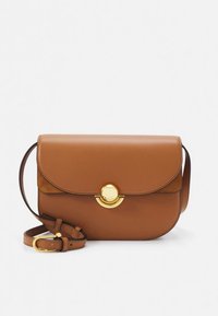 Smeđa kožna torba preko tijela okruglog oblika, sa zaklopcem i ukrasnim zlatnim detaljem. Ima odvojivu naramenicu.