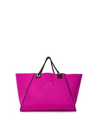 Bolso tote de color rosa brillante con asas y ribete negros, con un logo sutil en el centro sobre un fondo blanco.