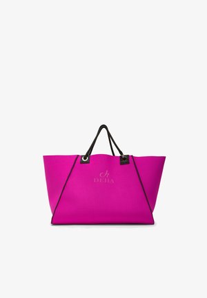 Helles pinkfarbenes Tragetasche mit schwarzen Griffen und Einfassungen, mit einem dezenten mittigen Logo auf weißem Hintergrund.