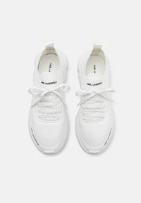 Sneaker sportive bianche con suole arrotondate, tomaia in mesh testurizzato e lacci piatti. "Karl Lagerfeld" stampato sulla linguetta e sul lato.