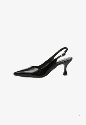 Zapato de salón slingback de charol negro con punta puntiaguda y tacón curvado de altura media, con una correa ajustable con hebilla.