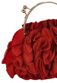 Bolso de tela rojo con un diseño fruncido y ondulado; cuenta con un asa de metal en tono dorado con esferas decorativas. Textura suave con detalles en capas.