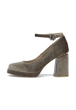 Zapato gris de ante con tacón de bloque y pulsera en el tobillo con hebilla redonda decorativa adornada con pequeñas piedras.