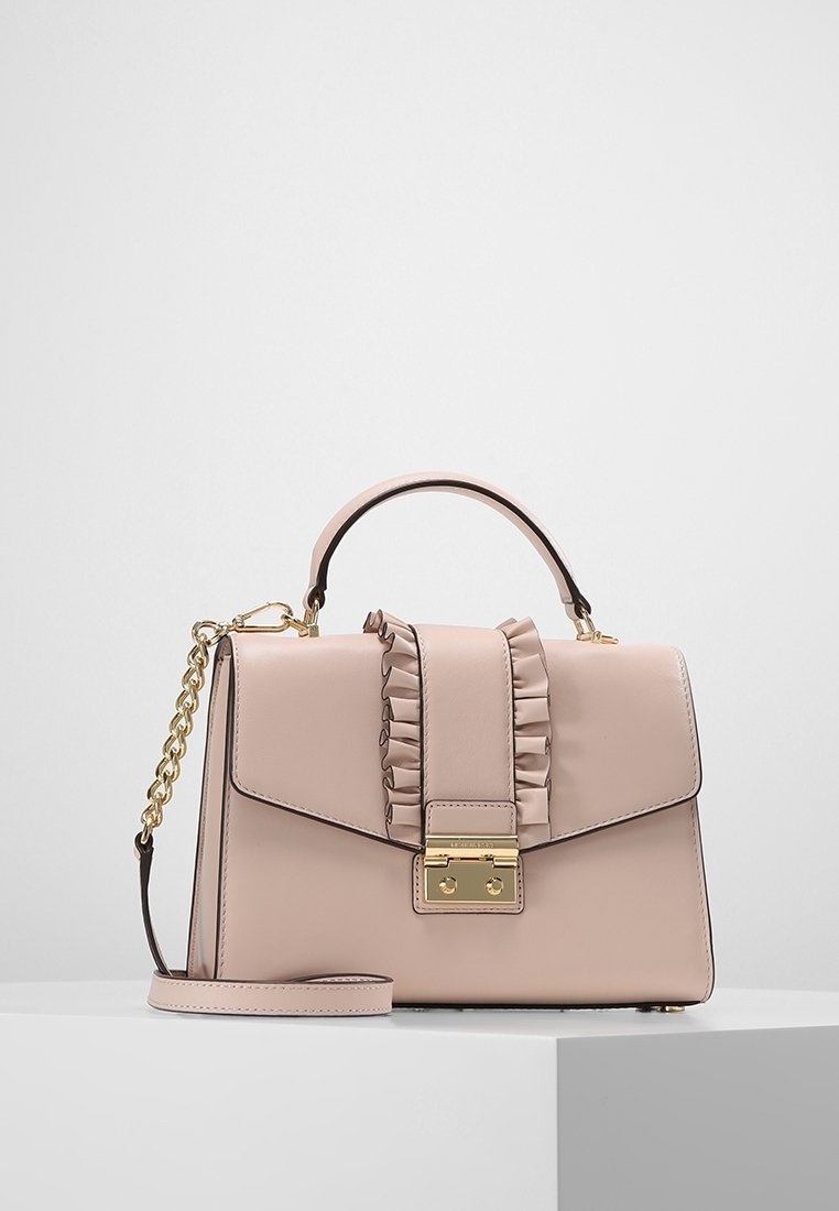 Rosa läderhandväska med en rynkad klaff, guldhardware, kedjesnodd och strukturerad design. Slät textur, rektangulär form, accentdetaljer synliga.